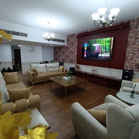شقة كبيرة وفخمة Large And Luxury Two Bedroom Аджман Экстерьер фото
