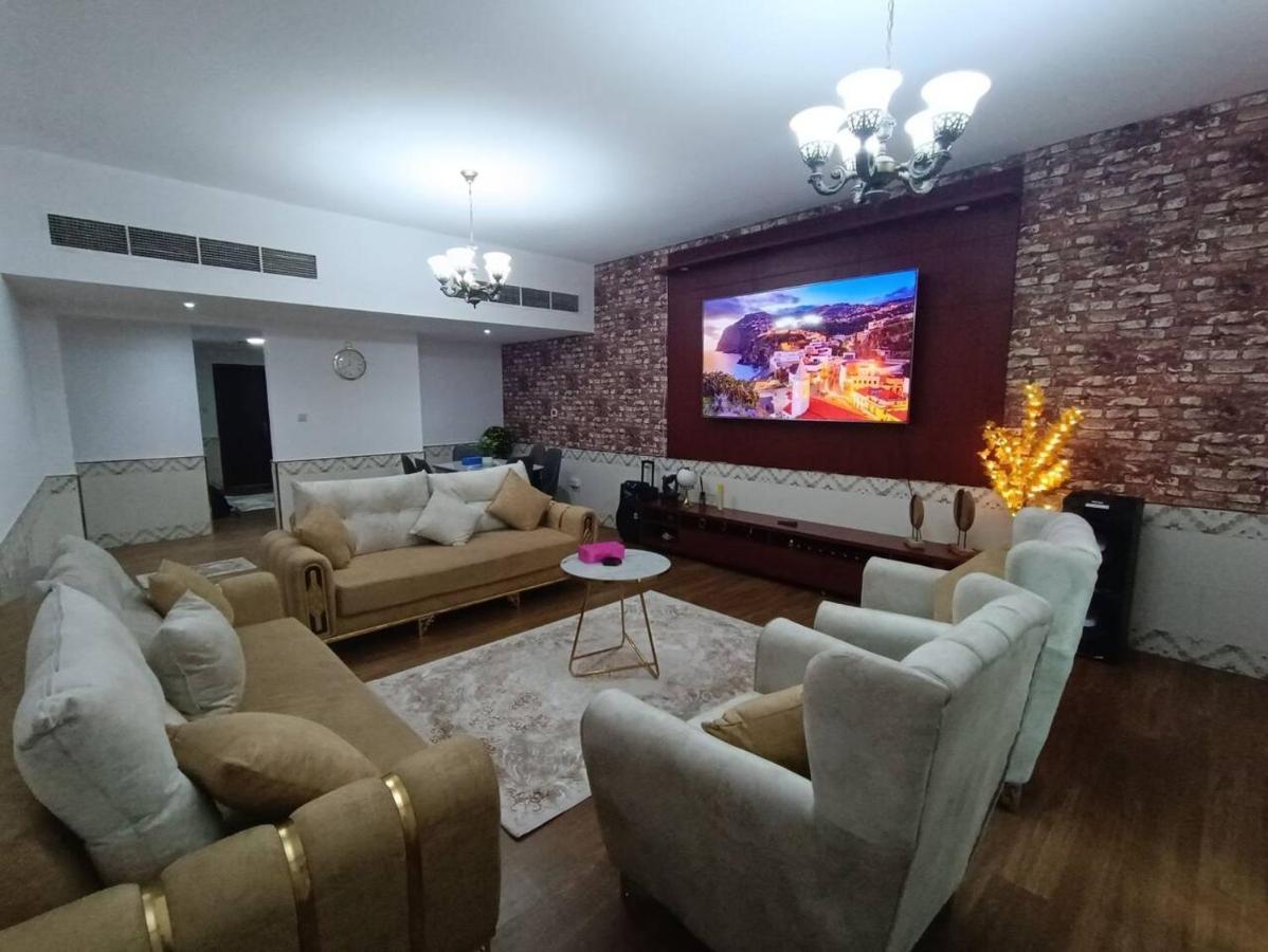 شقة كبيرة وفخمة Large And Luxury Two Bedroom Аджман Экстерьер фото