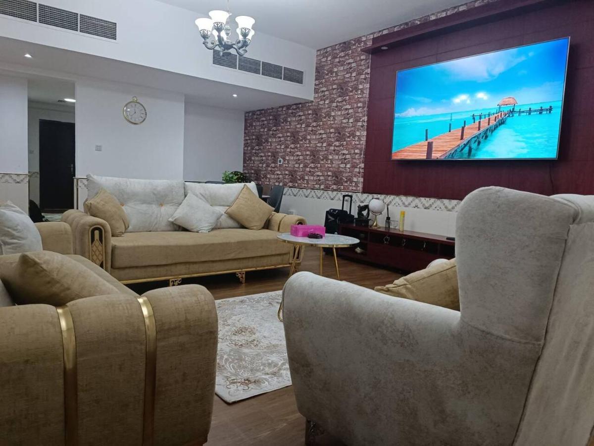 شقة كبيرة وفخمة Large And Luxury Two Bedroom Аджман Экстерьер фото