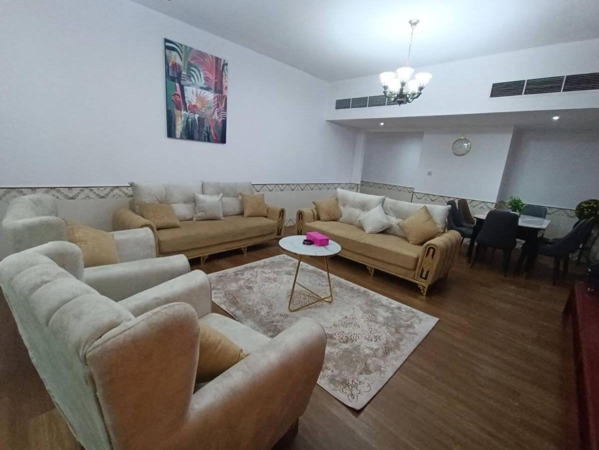 شقة كبيرة وفخمة Large And Luxury Two Bedroom Аджман Экстерьер фото
