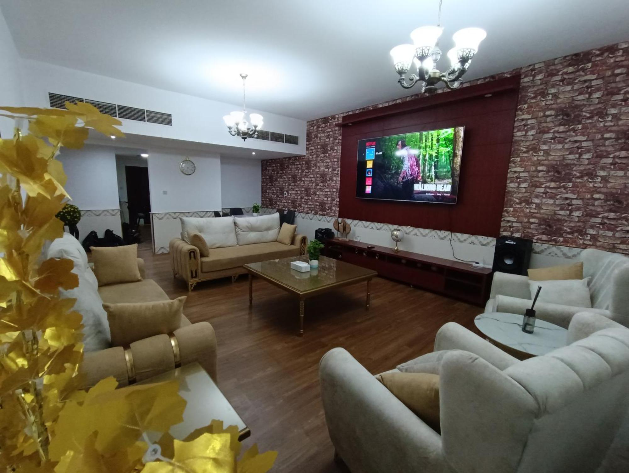 شقة كبيرة وفخمة Large And Luxury Two Bedroom Аджман Экстерьер фото