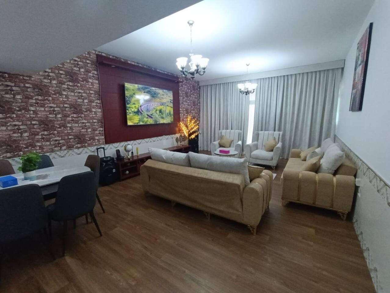 شقة كبيرة وفخمة Large And Luxury Two Bedroom Аджман Экстерьер фото