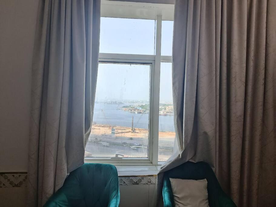 شقة كبيرة وفخمة Large And Luxury Two Bedroom Аджман Экстерьер фото