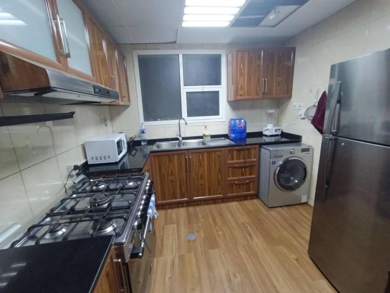 شقة كبيرة وفخمة Large And Luxury Two Bedroom Аджман Экстерьер фото