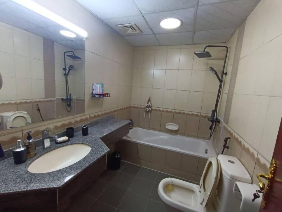 شقة كبيرة وفخمة Large And Luxury Two Bedroom Аджман Экстерьер фото