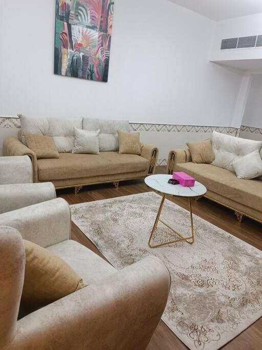 شقة كبيرة وفخمة Large And Luxury Two Bedroom Аджман Экстерьер фото