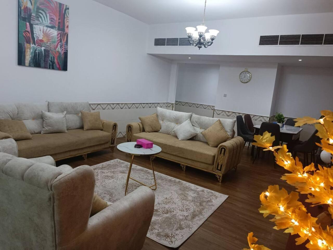 شقة كبيرة وفخمة Large And Luxury Two Bedroom Аджман Экстерьер фото