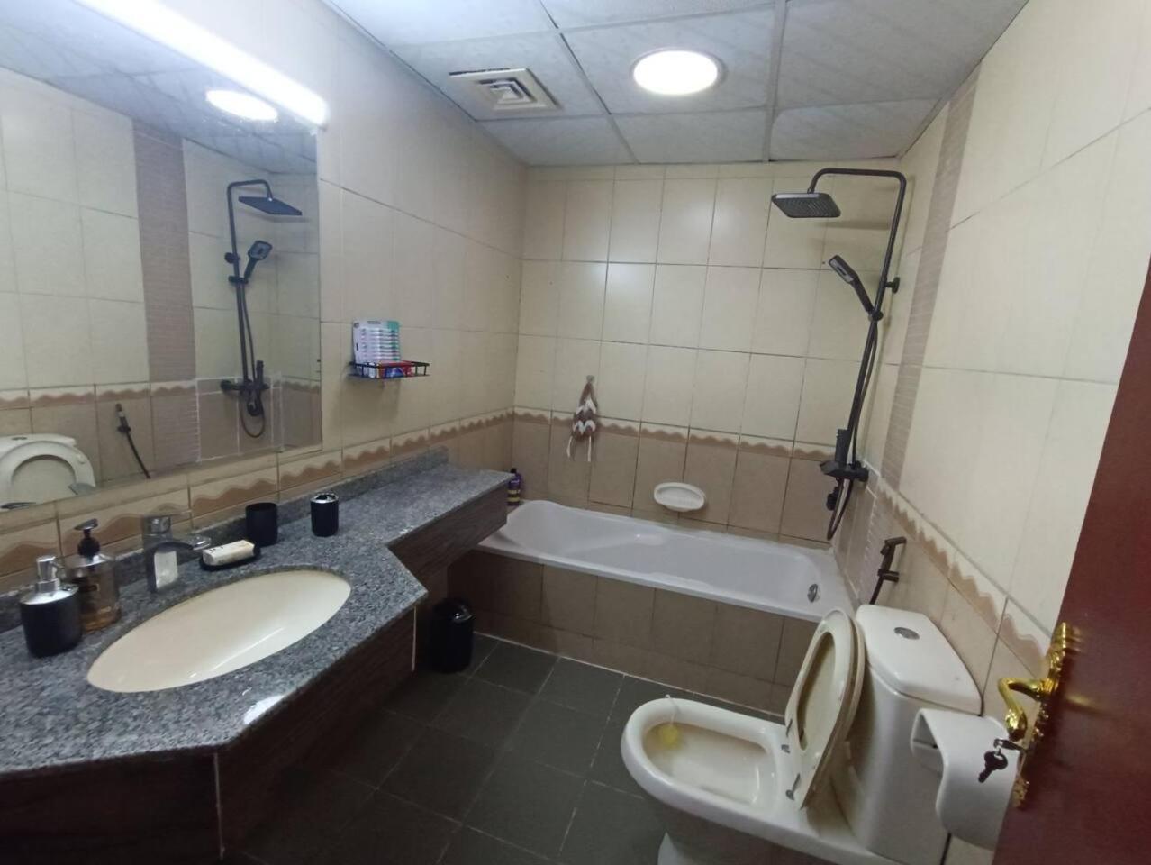شقة كبيرة وفخمة Large And Luxury Two Bedroom Аджман Экстерьер фото
