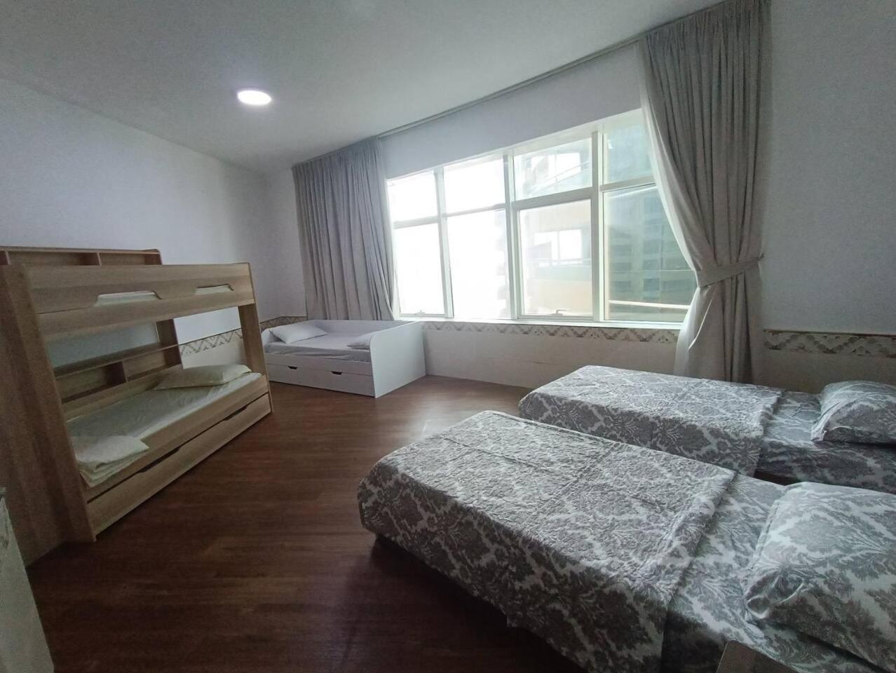 شقة كبيرة وفخمة Large And Luxury Two Bedroom Аджман Экстерьер фото