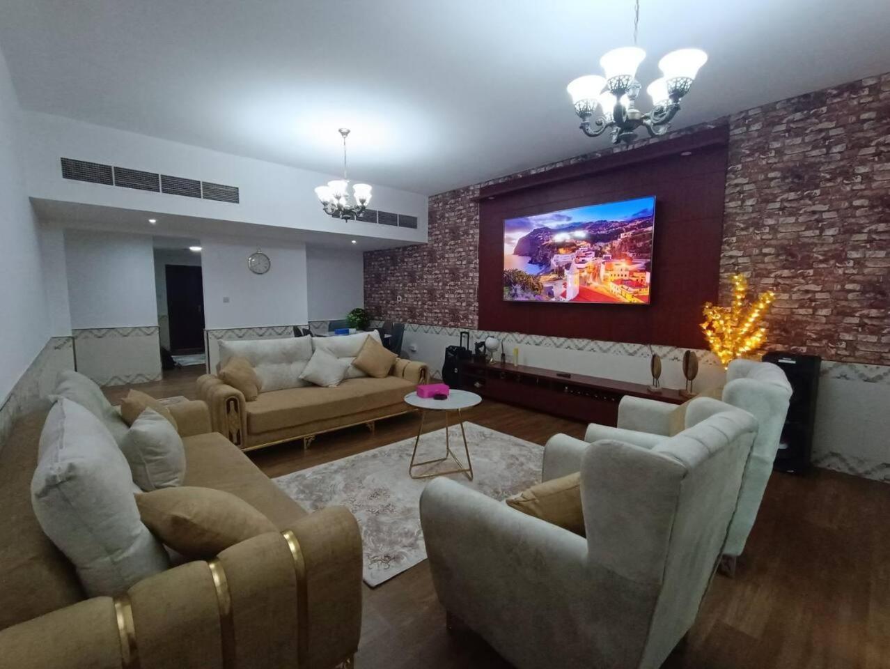 شقة كبيرة وفخمة Large And Luxury Two Bedroom Аджман Экстерьер фото